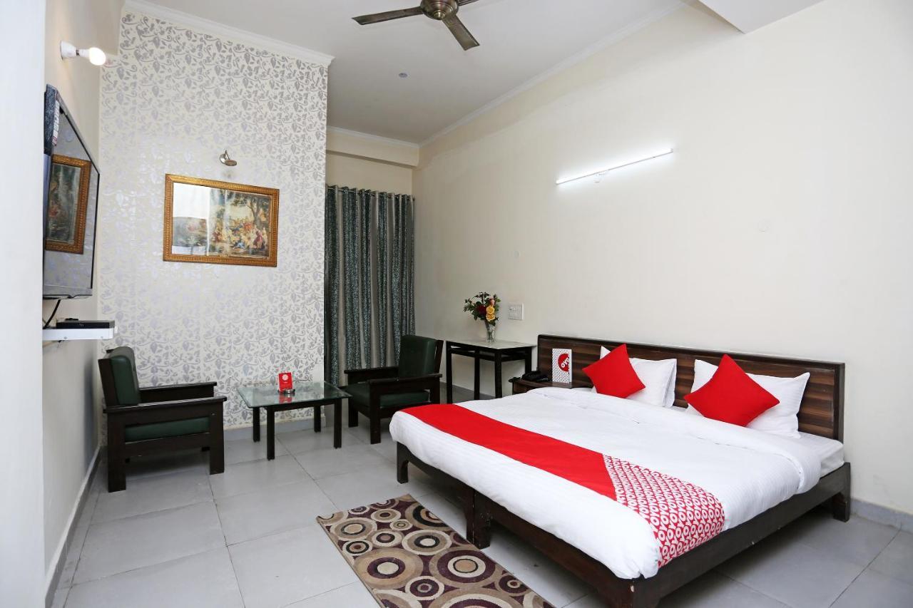 Oyo 14100 Hotel D Meridien Ґурґаон Екстер'єр фото