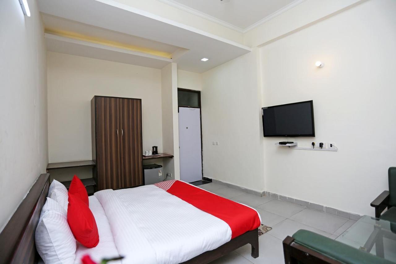 Oyo 14100 Hotel D Meridien Ґурґаон Екстер'єр фото