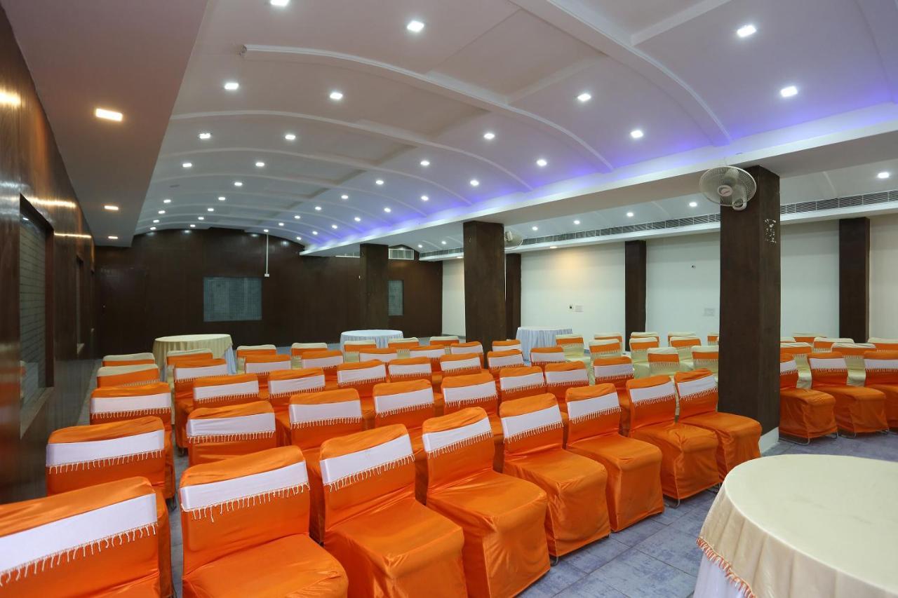 Oyo 14100 Hotel D Meridien Ґурґаон Екстер'єр фото