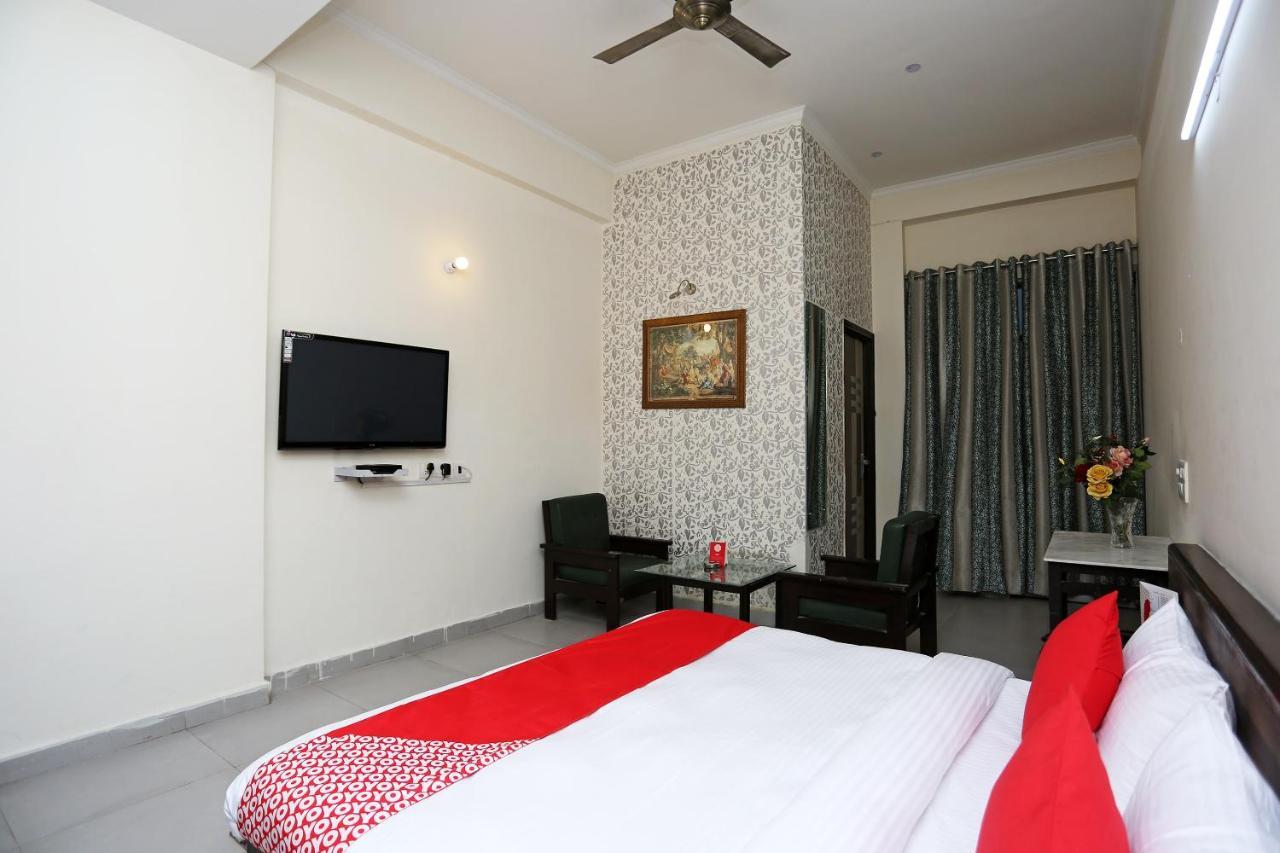 Oyo 14100 Hotel D Meridien Ґурґаон Екстер'єр фото