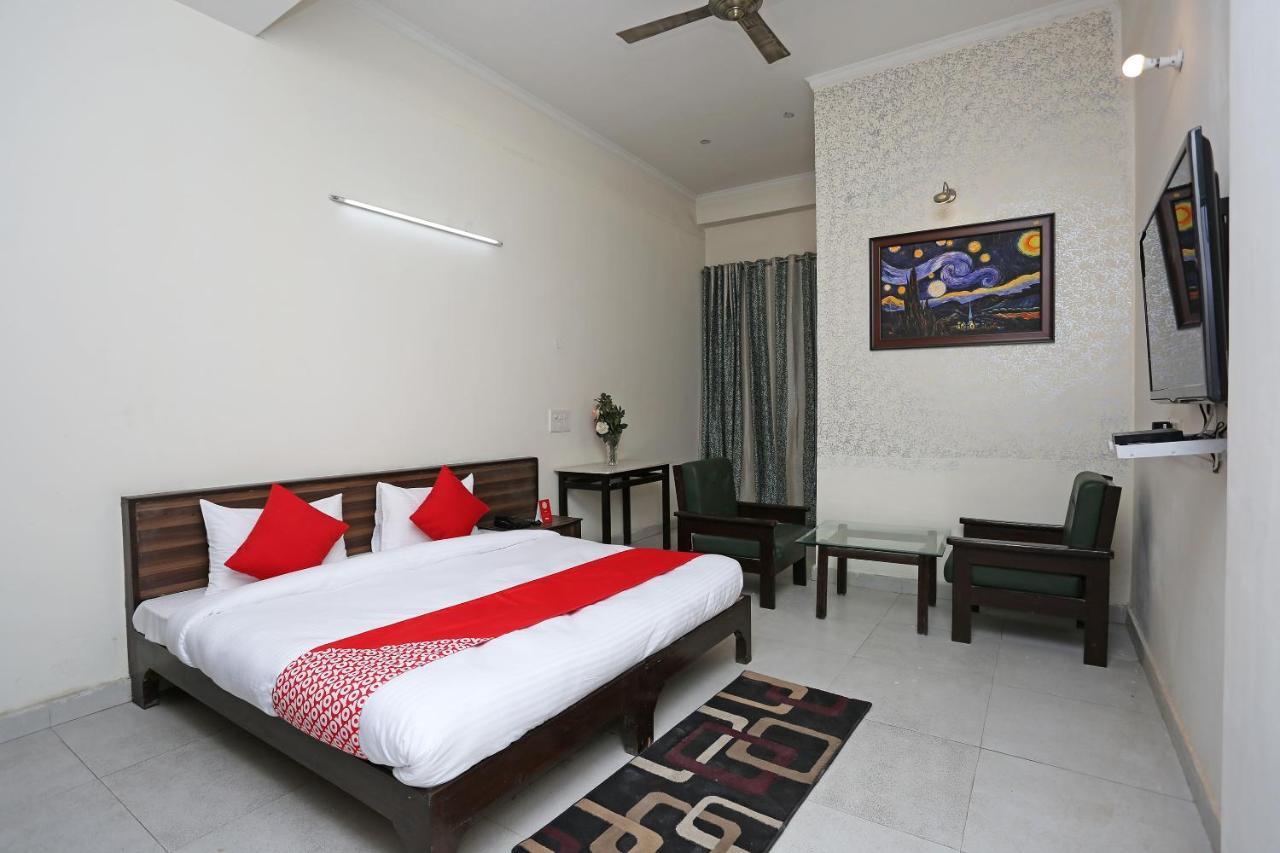 Oyo 14100 Hotel D Meridien Ґурґаон Екстер'єр фото