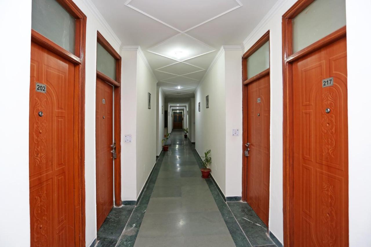 Oyo 14100 Hotel D Meridien Ґурґаон Екстер'єр фото