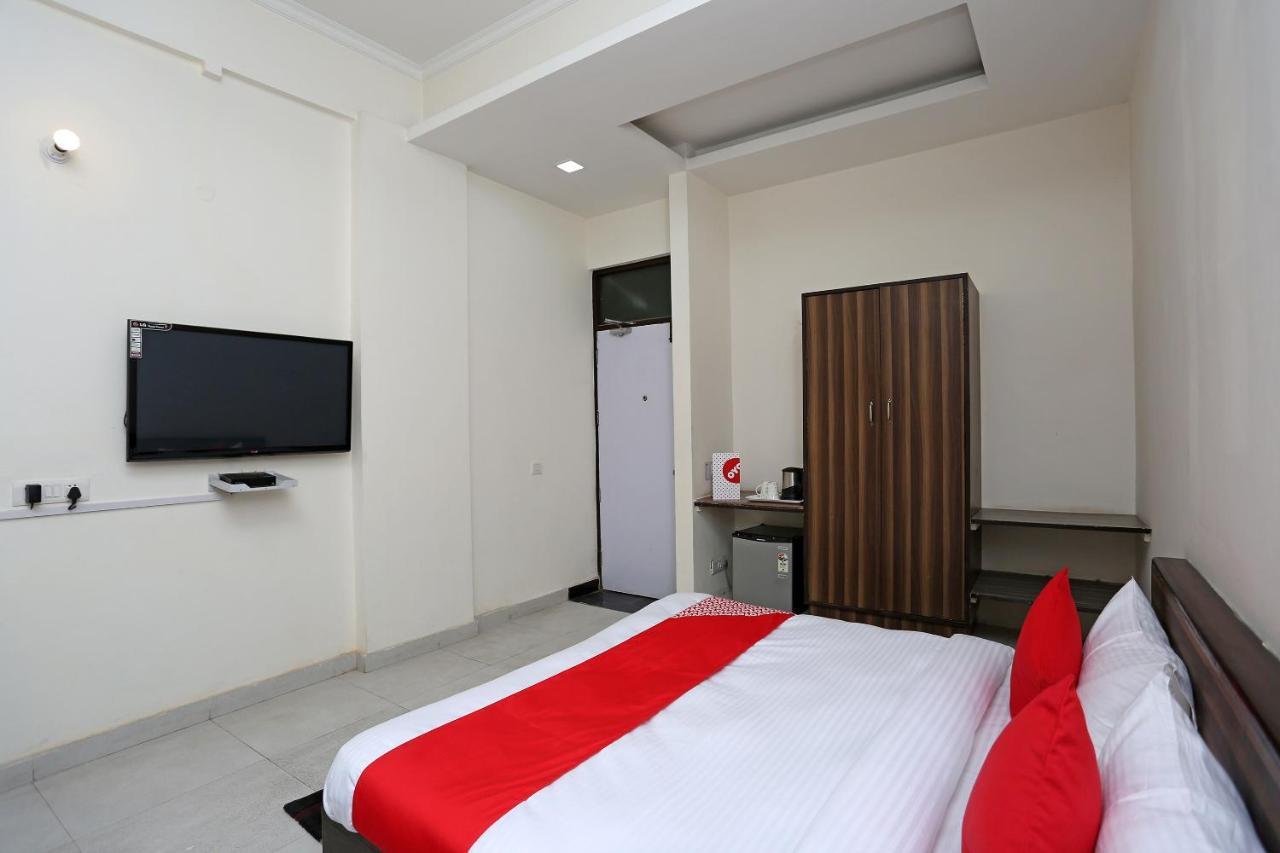 Oyo 14100 Hotel D Meridien Ґурґаон Екстер'єр фото