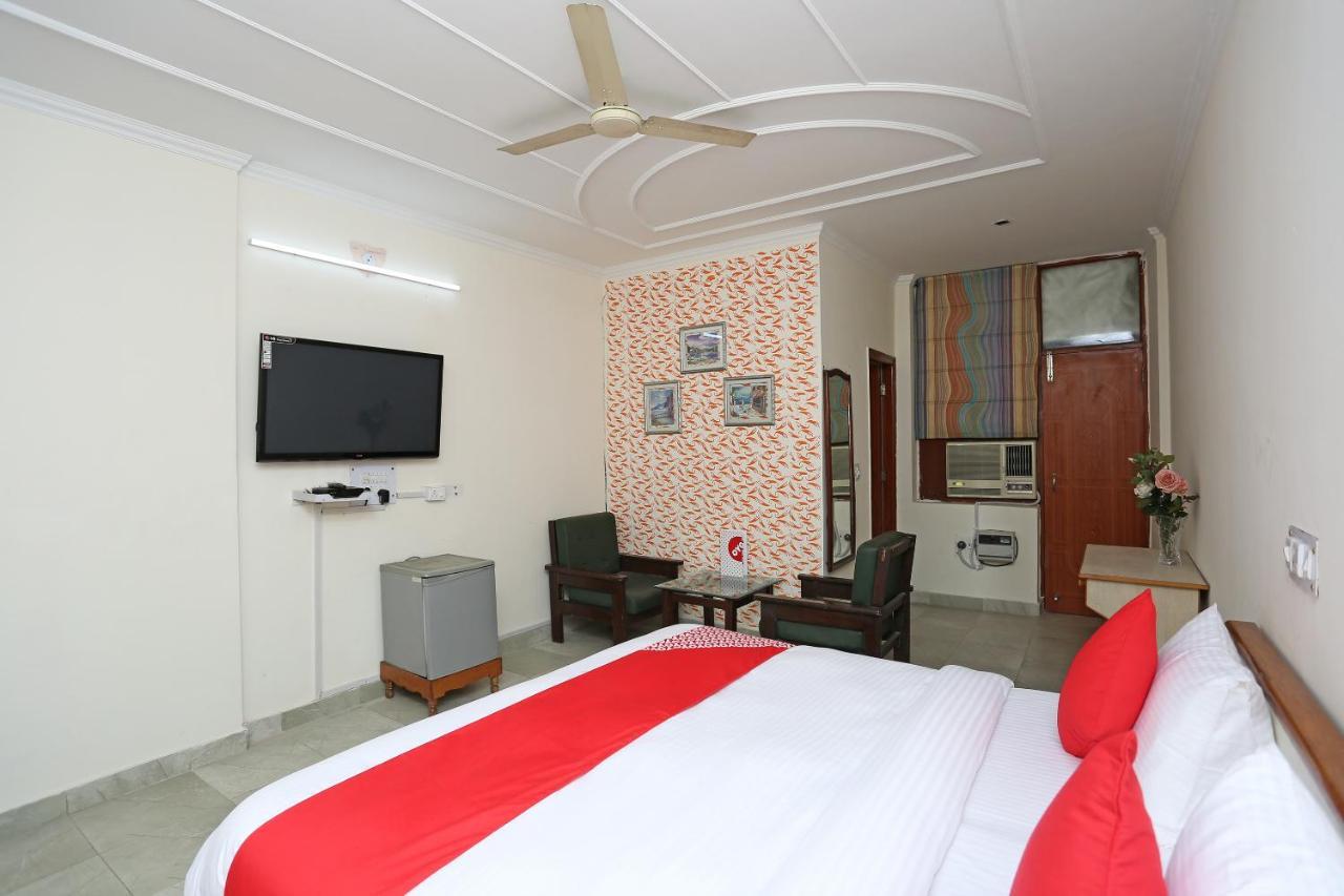 Oyo 14100 Hotel D Meridien Ґурґаон Екстер'єр фото